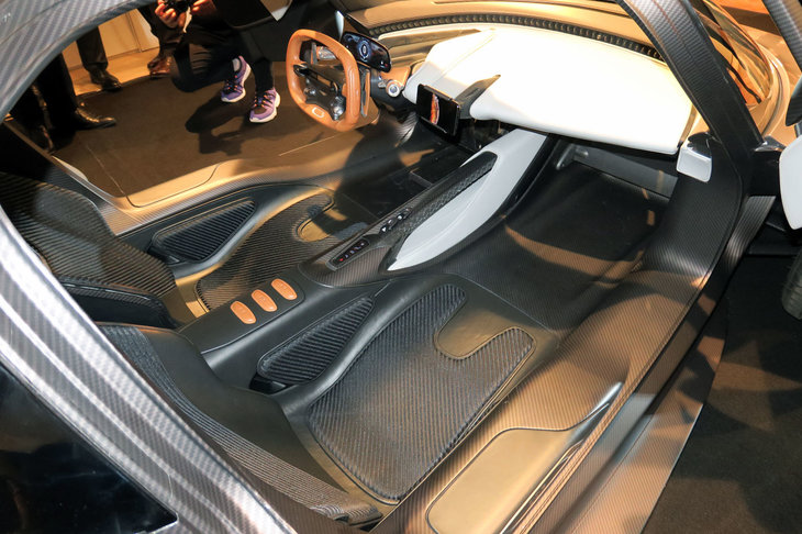 アストンマーティン・ヴァルハラ（インストゥルメントパネル）