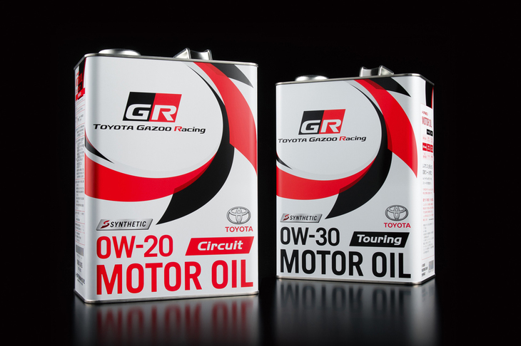 トヨタ純正の新エンジンオイル、「GRモーターオイル サーキット」（写真左）と「GRモーターオイル ツーリング」（同右）。