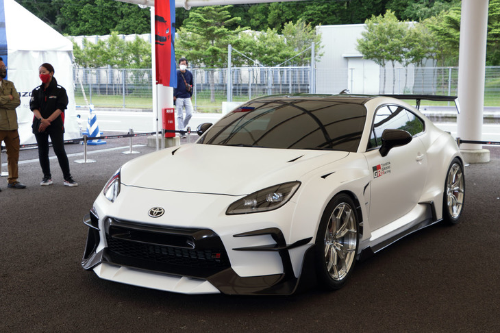 GRカスタマイズパーツを装着した「トヨタGR 86」。こちらはワイドフェンダーまで装着したブリスターボディー仕様で、欧州のスポーツカーにも負けない迫力満点のスタイルに仕上げられている。