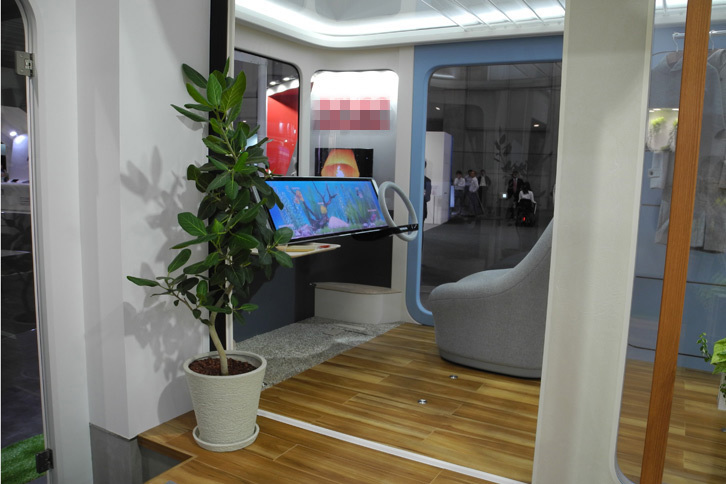 車内も部屋のような作りになっている。