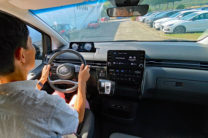 8000平方メートルもある販売店の敷地内を周回させてもらう。速度が限定的ゆえ詳細な判断は避けるが、ノイズとバイブレーション対策は悪くないとみた。