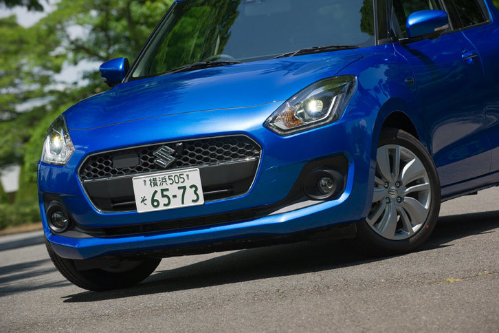 「スイフト」のフルハイブリッド車は、「RS」系と非RS系の中間のような外観をしている。フロントグリルはRS系と同じようなハニカム式だが、RS系に見られるような空力パーツは非装着となる。またフロントグリルのメッキガーニッシュも特徴として挙げられる。