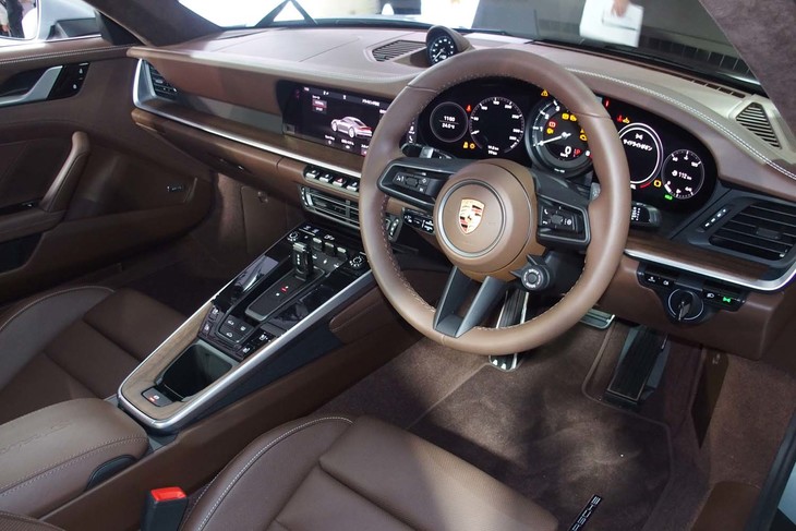 「911」の原点に立ち返り、水平基調のデザインを採用したというインストゥルメントパネル。メーターは中央のタコメーターのみを機械式で残し、左右部分は液晶モニター化されている。