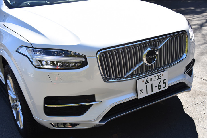 新型「XC90」のフロントまわり。グリルが立体感のあるモダンなデザインとなったほか、その中央に備わるおなじみのエンブレムも大型化されており、従来モデルより高級感のあるイメージとなっている。