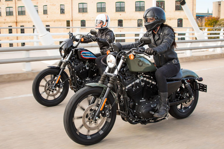 「アイアン883」（手前）と「アイアン1200」（奥）。