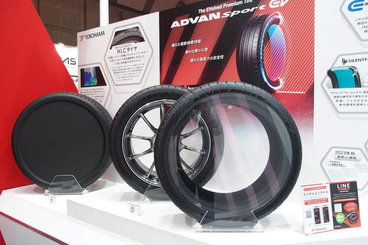 横浜ゴムは早くからEV用タイヤの研究を推進。ブースにはEVに対応した最新タイヤも展示されていた。