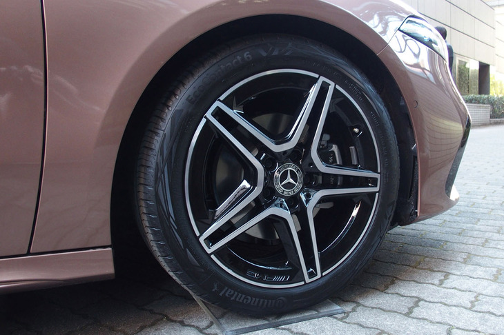 「AMGライン」仕様車に採用される18インチ5ツインスポークアルミホイール。写真の外装色は「ローズゴールド」と呼ばれる新色。