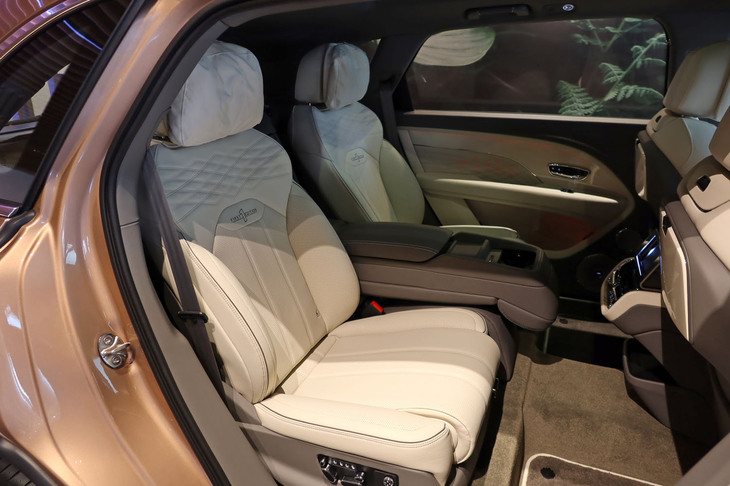 ベントレー・ベンテイガEWBアズール ファーストエディション（リアシート）