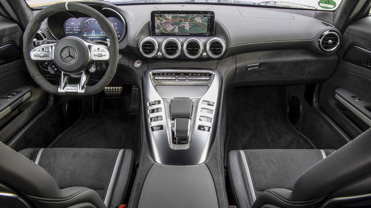 今回の仕様変更で最も変化が大きかったのはインテリア。センターコンソールはV8エンジンをモチーフにしたデザインが採用された。