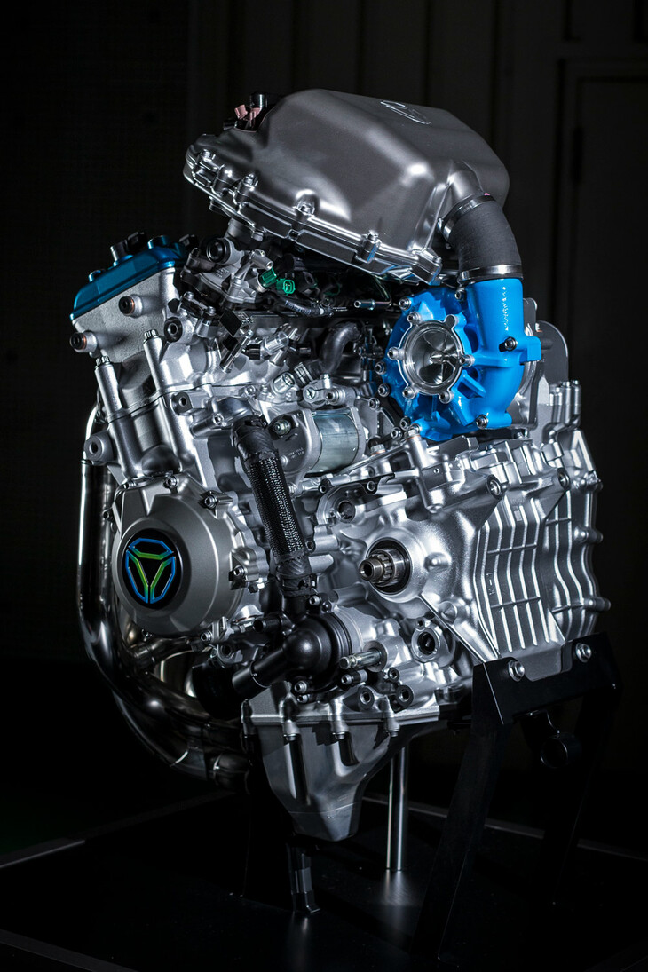 開発中の水素エンジンは、「ニンジャH2」に搭載される排気量998ccの直列4気筒スーパーチャージドエンジンをベースとしたもの。既存のスーパーチャージャーとは別に、エアーコンプレッサーが装備されているのが分かる。