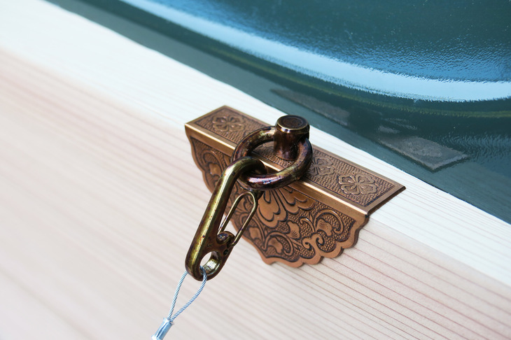 錺金具（かざりかなぐ）の留め具。