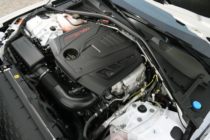 エンジンは2リッターの直4直噴ターボ。最高出力は280ps/5250rpm、最大トルクは400Nm/2250rpmとなっている。