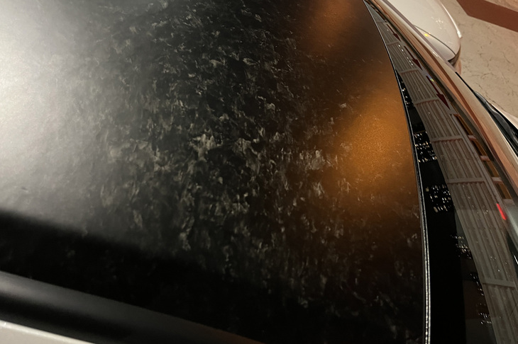 軽快なスポーツ走行に直結する軽量化と低重心化を実現するために、SMC工法で成形されたCFRP素材のルーフパネルが標準で採用される。