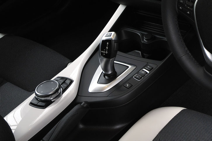 白磁のようなプレートは「ホワイト・アクリル・ガラス・トリム」と呼ばれる。トランスミッションは8段AT。