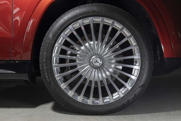 メルセデスが手がける乗用車としては最大サイズとなる23インチのタイヤ＆ホイールを標準装備する。