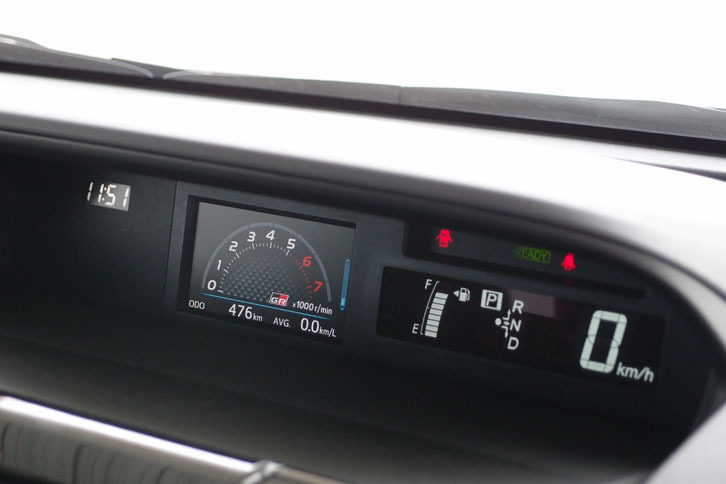 「プリウスα“GRスポーツ”」（プロトタイプ）のメーターパネル。写真のように、タコメーターを表示することができる。
