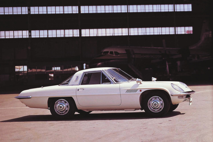 1967年5月に発売された「マツダ・コスモスポーツ」。実用に耐えうる、世界初のロータリーエンジン搭載車だった。