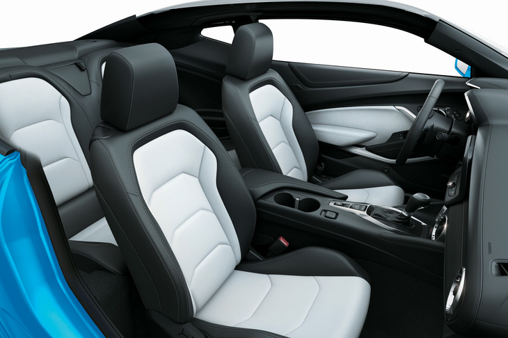 限定色「セラミックホワイトカラー」のレザーが採用された「シボレー・カマロ ラピッドブルーエディション」の内装。