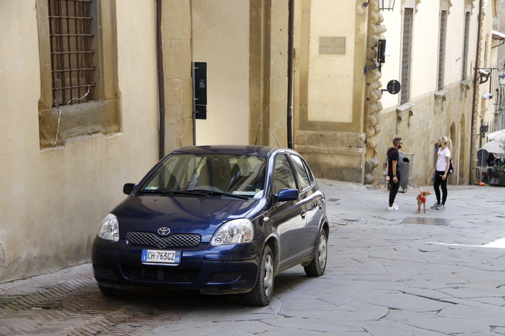 イタリアで初代「トヨタ・ヤリス」は、17〜18年落ちでも3000ユーロ（約41万円）と、根強い人気を誇る。2021年、アレッツォで撮影。