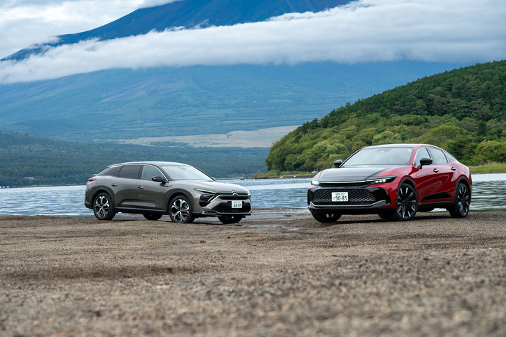 「トヨタ・クラウン クロスオーバーRS“アドバンスト”」（便宜上赤コーナー）と「シトロエンC5 Xプラグインハイブリッド」（同じく青コーナー）を徹底比較。