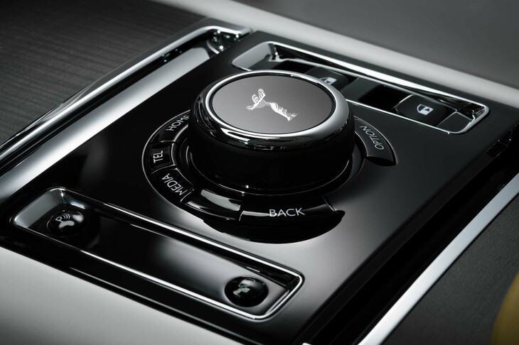 ロールス・ロイス・スペクター（インフォテインメントシステムの操作スイッチ）