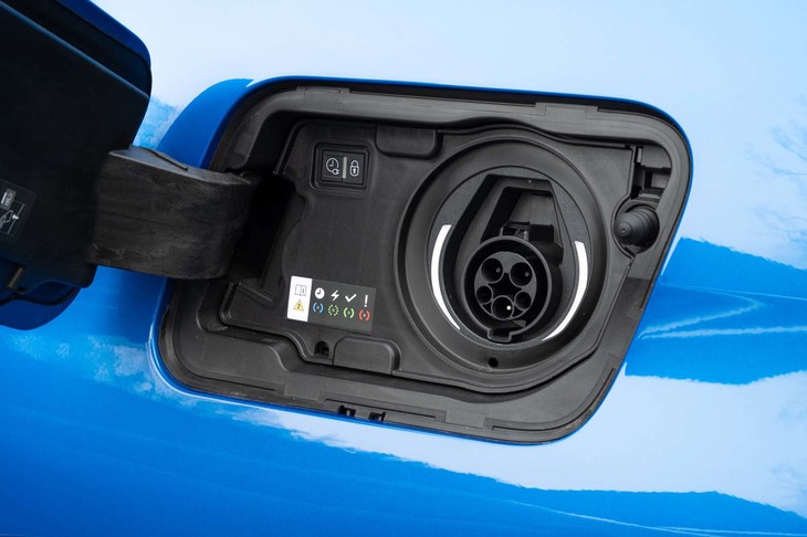 駆動用バッテリーは普通充電のみに対応。満充電までに要する時間は200V・3kWで5時間、200V・6kWで2.5時間。