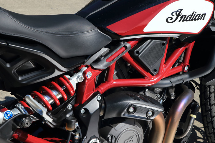 スタイル上のアクセントともなっている、赤い鋼管トレリスフレーム。車体設計については、ガソリンタンクをシート下に配することで低重心化を図っている。