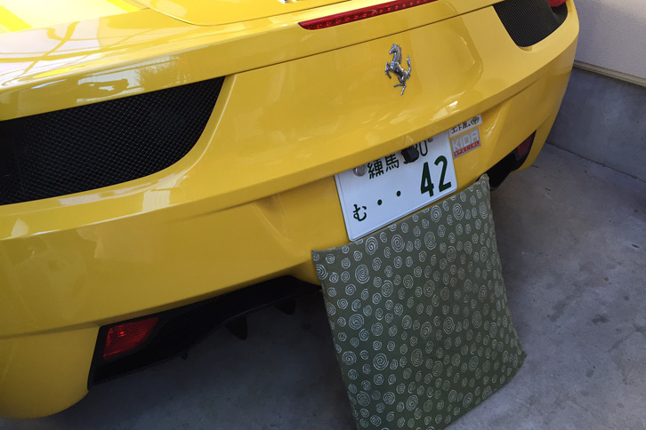 ご近所に配慮中の「458イタリア」。