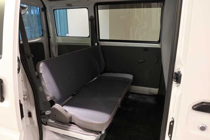 後席の様子。前席のみの2シート仕様車もラインナップされる。