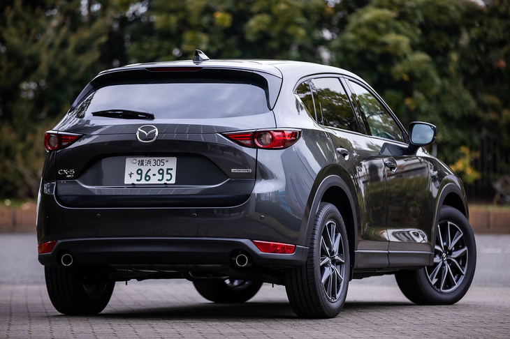「CX-5 25T Lパッケージ」のボディーサイズは、全長×全幅×全高＝4545×1840×1690mm。ホイールベース＝2700mm。3列シートを備える「CX-8」よりも355mm全長が短い。