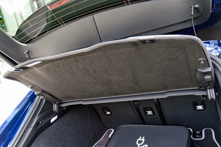 ポルシェ・タイカン4クロスツーリスモ（トノカバー）