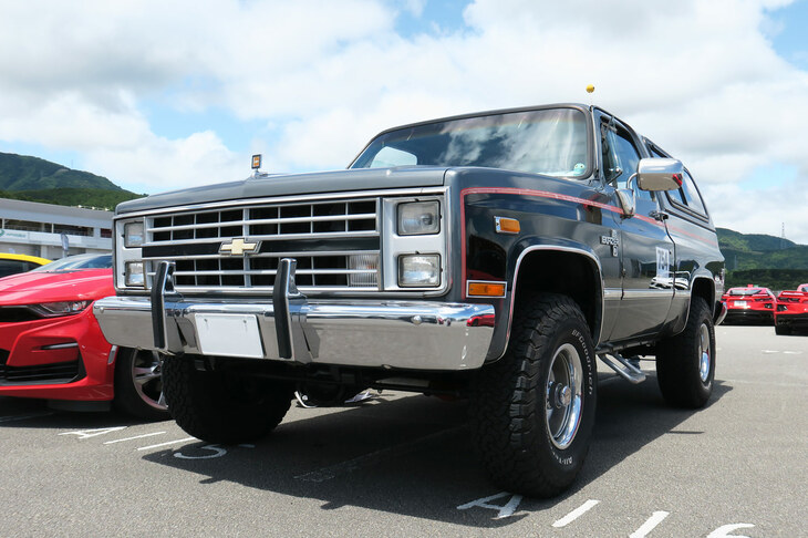 魅力的なクルマがズラリとならんでいた「CHEVROLET FAN DAY 2023」の駐車場だが、個人的に一等賞を差し上げるとすれば、こちらの1988年製「シボレーK5ブレイザー シルバラード」！ オーナー氏は1年ほど前に知り合いから譲ってもらったという。