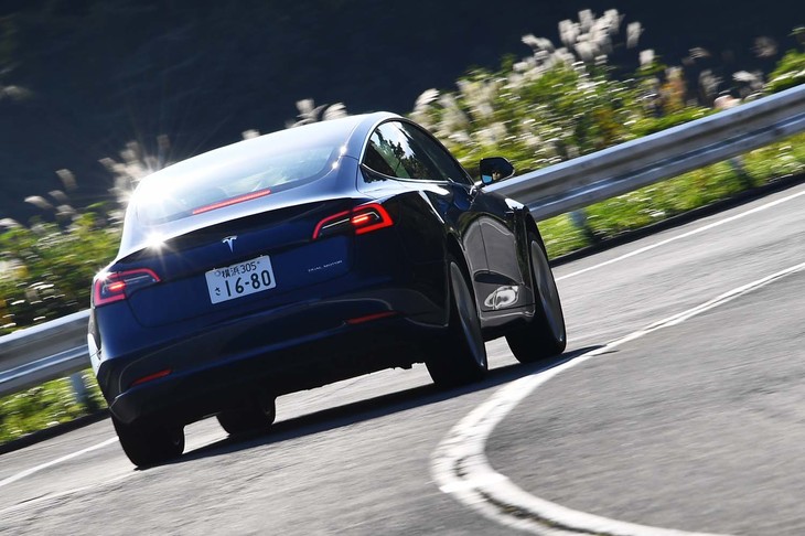 重量のかさむバッテリーパックをフロアにレイアウトする「モデル3」。この低重心化により、走行安定性を向上させる一方、横転リスクは低減させている。