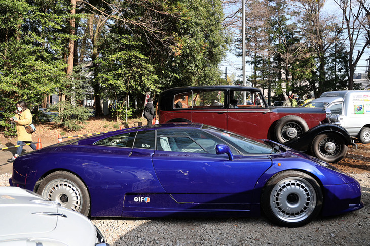 砂利敷きスペースに1992年「ブガッティEB110」と1939年「ロールス・ロイス・シルバーレイス」が並ぶという、めったに見られない光景。