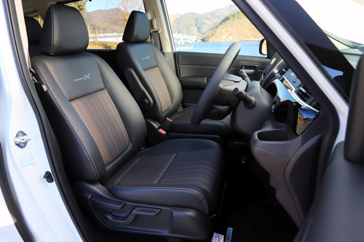 シート表皮には合成皮革とファブリックのコンビ素材を採用。シートバックには「Modulo X」のロゴが刺しゅうされている。