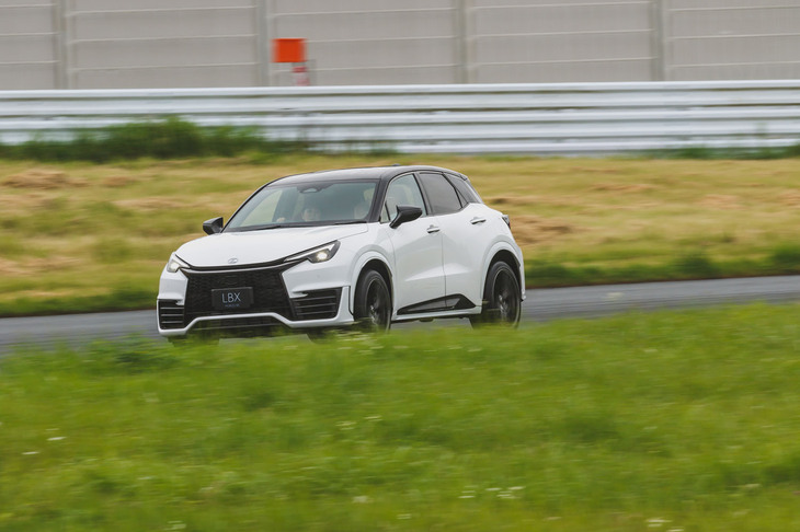 吸音材の追加等による静粛性強化の一方で、アクティブサウンドコントロール機能によるドライビングサウンドの演出を採用。駆動状態に合わせたサウンドアシストによって車両の状態を把握しやすくしている。