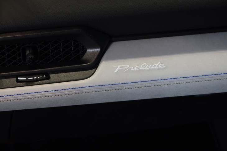 ホンダ・プレリュード（助手席前方のロゴ刺しゅう）
