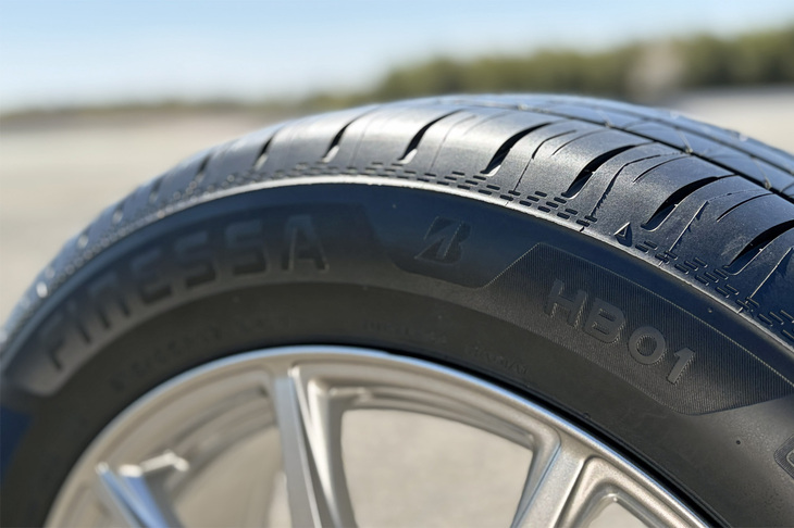 軽自動車やコンパクトカーはもちろんのこと、上級セダンまでも幅広くカバーする「フィネッサHB01」。14インチから19インチまで全55サイズがラインナップされる。価格は1万2980円から6万2150円まで。