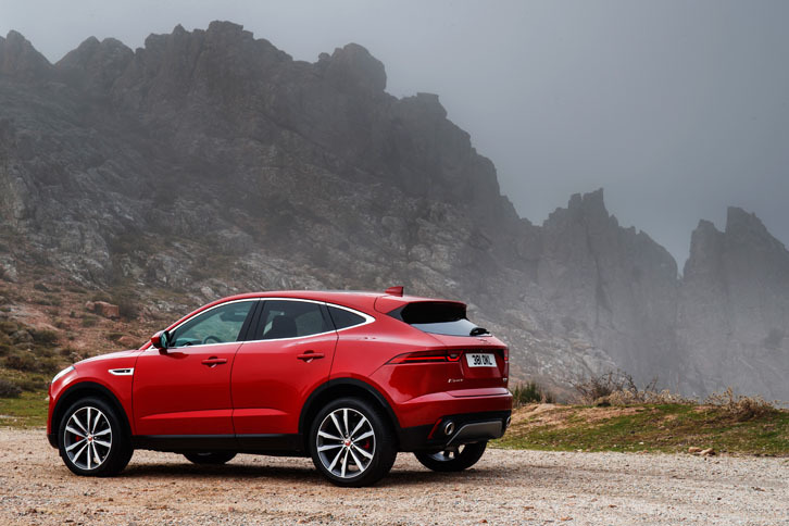 全長は「Fペース」より30cm短い4395mm。ボディーサイドから見るとコンパクトさが際立つ。