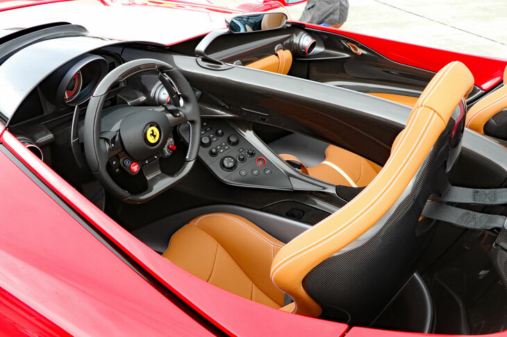 「フェラーリ・モンツァSP2」のインテリア。ドアは跳ね上げ式という点もスーパーなところ。2名乗車仕様であるが、中央のバーにより運転席と助手席は完全にセパレートされている。