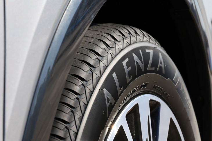 アレンザは、ベルトに補強材を加えたり、ショルダー部のケース部材を重ねたりすることで、剛性を強化。専用設計だからSUVの大きな重量をしっかり支え、負荷がかかっても腰砕けにならない“強さ”を獲得している。