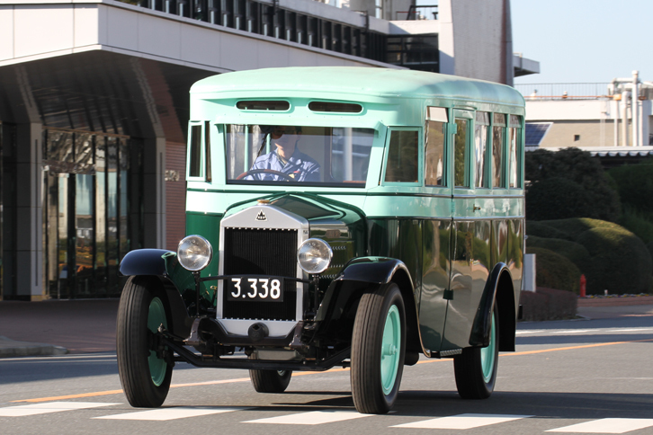 1932年「スミダM型バス」。いすゞの前身である石川島自動車製作所が製造した、国内に現存する実走可能な最古の国産バスとなる小型乗合バス。経済産業省の近代化産業遺産にも認定されている。