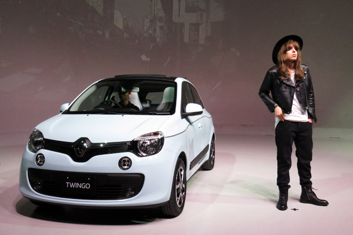 新型「トゥインゴ インテンス キャンバストップ」とIVANさん。