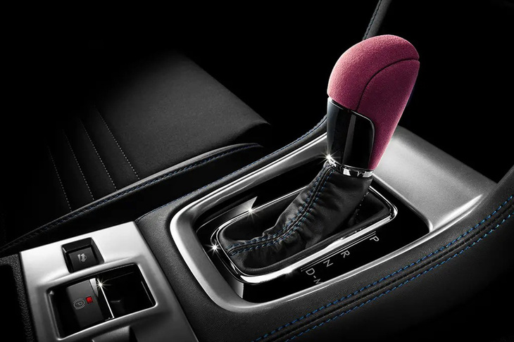 滑らかでしっとりとした手触りと、優れたグリップ力がうたわれるスエード調人工皮革「ウルトラスエード」のシフトノブ（写真のカラーはバーガンディ）。