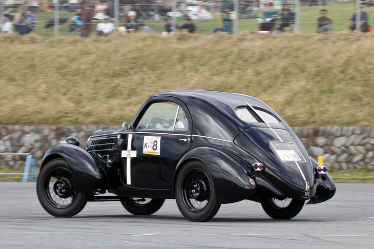 戦前車およびそれに準ずる車両によるKクラスで3位に入った1935年「フィアット508CSバリッラ ベルリネッタ エアロディナミカ」。量産小型車ベースながら、当時としては先端をいく優美な空力ボディーを持つクーペ。