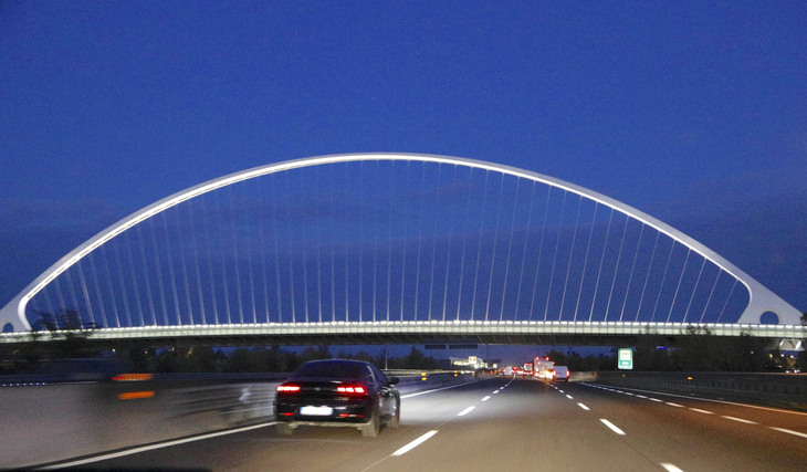 レッジョ-エミリアAVメディオパダーナ駅近く、アウトストラーダA1号線の3車線化を機に建設された陸橋。