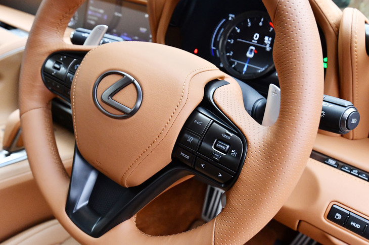 マグネシウム製のシフトパドル付き本革ステアリングホイールには、ヒーター機能を内蔵。操舵角がつかみやすい傾角、握る位置に合わせて最適化したグリップ形状や手のひらへのフィット感など、人の感性を重視した設計になっている。