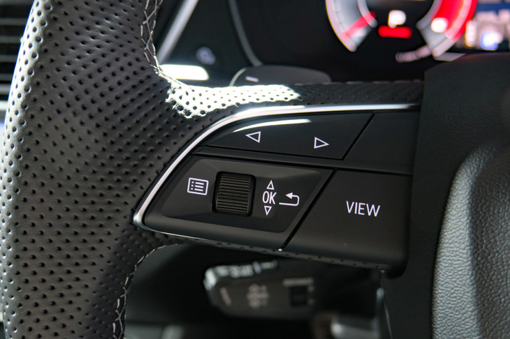 アウディQ5スポーツバック 1st edition（ステアリングスイッチ）