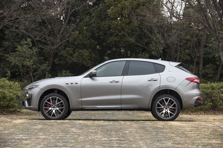 足まわりにはエアサスペンションが採用されており、地上高は6段階に調節可能（可動範囲は最大85mm）。写真は最も高い位置まで上げた状態。