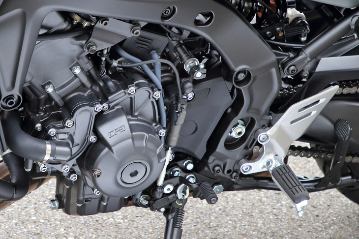 トランスミッションは、ロングツーリング時の負担を抑えるべくクラッチの操作荷重を低減。従来モデルではシフトアップのみに対応していたクイックシフターは、新型ではシフトダウンにも使えるようになった。